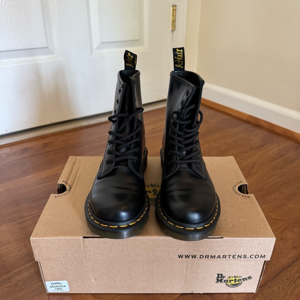 Dr. Martens 1460 WOMEN'S SMOOTH LEATHER LACE UP BOOTS